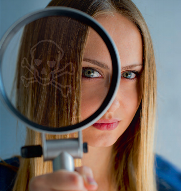 femme qui regarde ses cheveux à la loupe